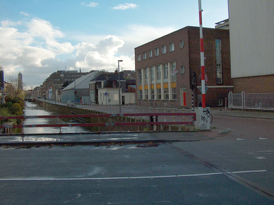 822035 Gezicht over de rivier de Vecht vanaf de David van Mollembrug te Utrecht, naar het zuiden; rechts de gebouwen ...